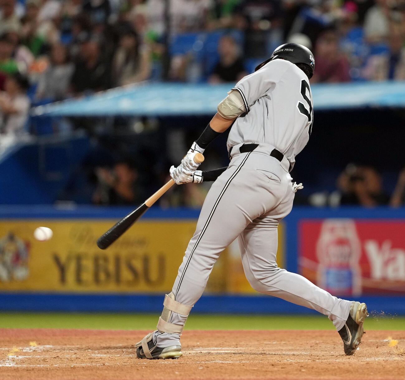 ヤクルト対巨人　5回表巨人2死、左前打を放つ笹原操希（撮影・たえ見朱実）