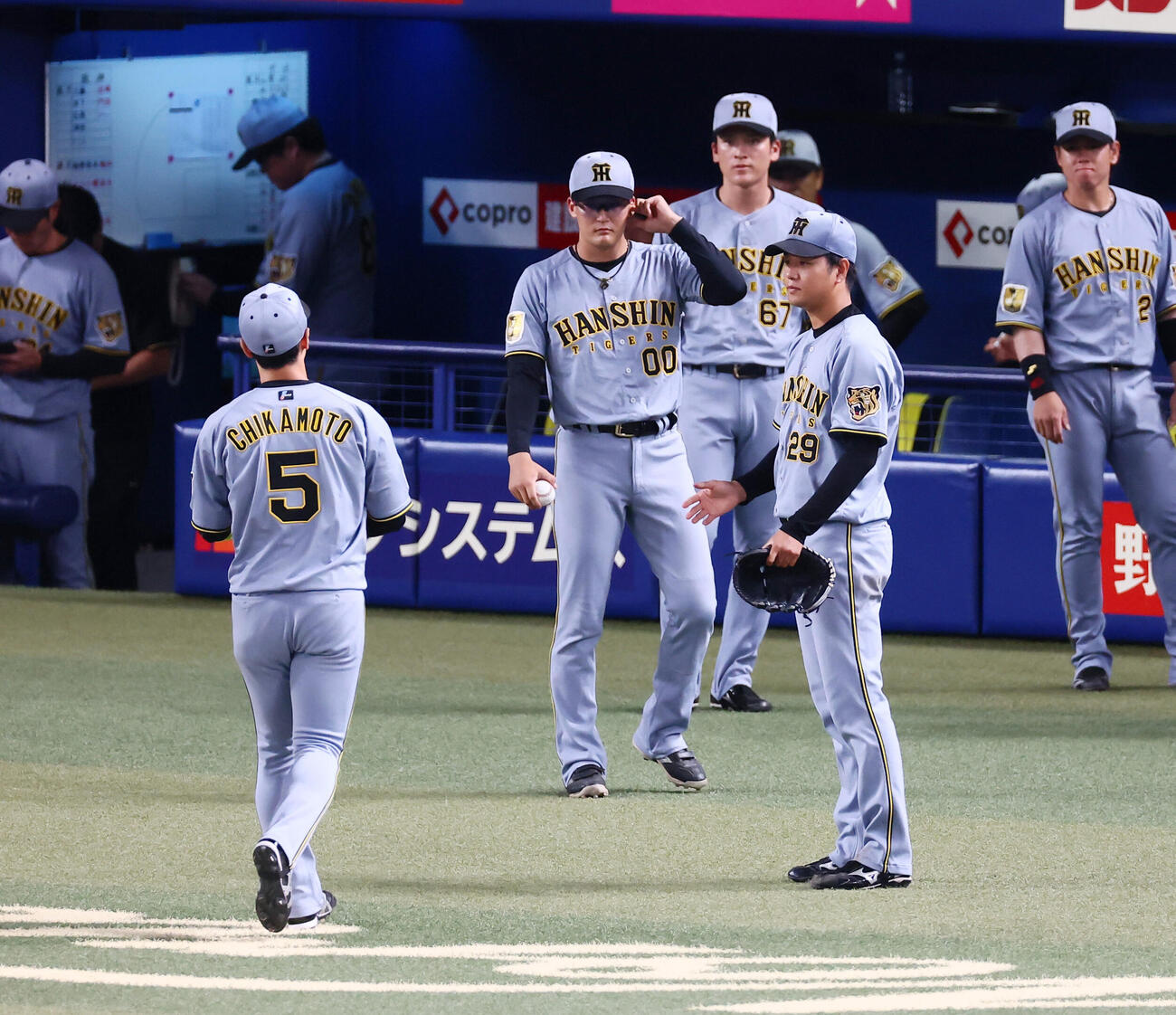 中日対阪神　6回裏、細川成也の中飛を捕球した近本光司（左）をベンチ前で迎える高橋遥人（撮影・加藤哉）