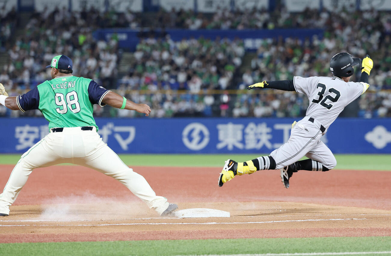 ヤクルト対巨人　6回表巨人1死一塁、セーフティバントを決める浦田俊輔（撮影・宮地輝）