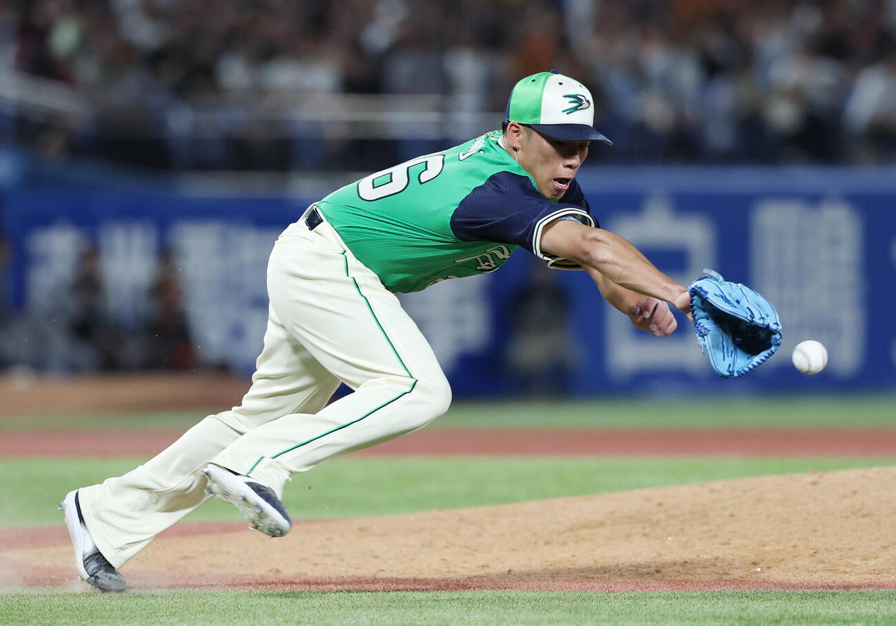ヤクルト対巨人　6回表巨人1死一塁、浦田俊輔のセーフティバントに飛びつく山野太一（撮影・宮地輝）