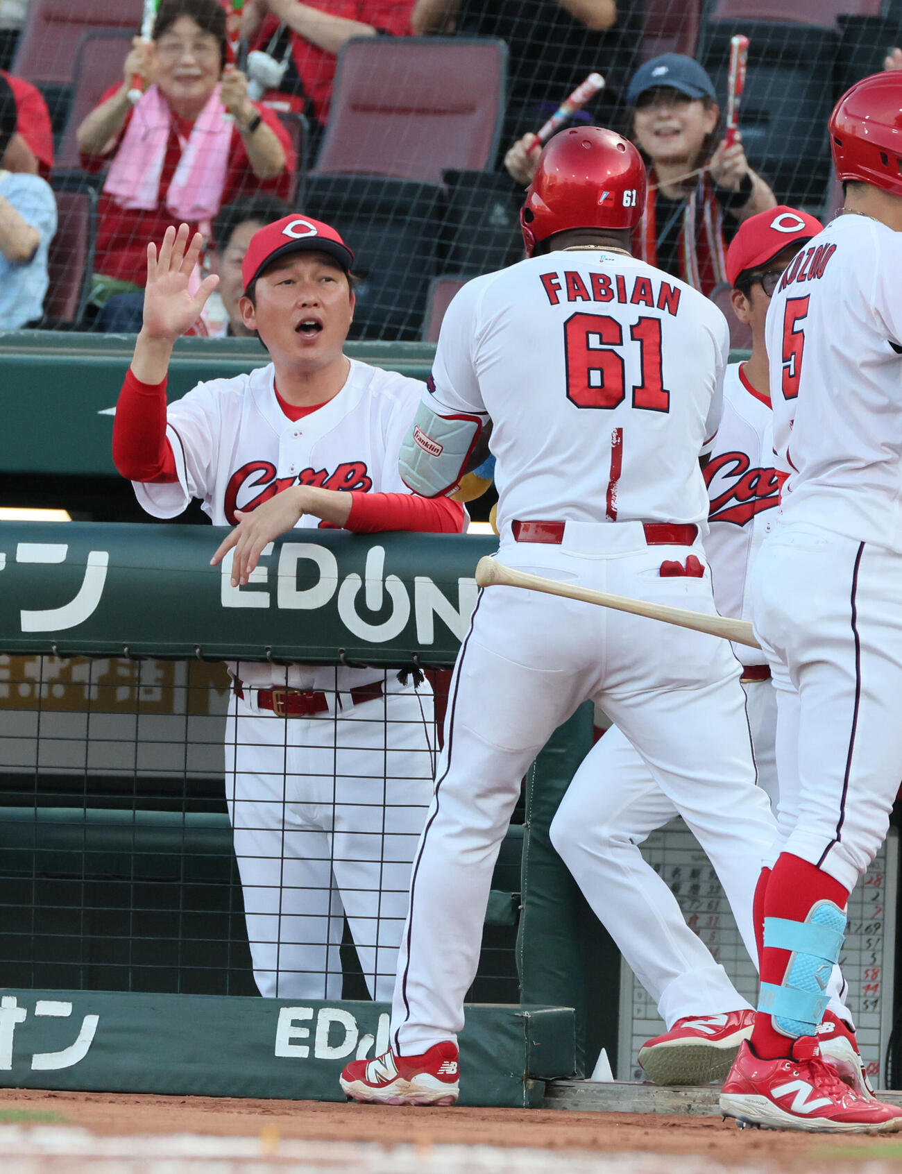 広島対DeNA 1回裏広島1死二塁、先制左越え2点本塁打を放ったサンドロ・ファビアンを迎える広島新井貴浩監督（撮影・加藤孝規）