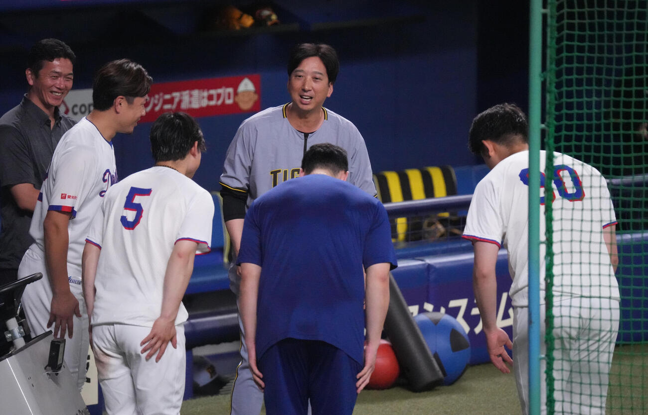 中日対阪神　試合前、阪神藤川球児監督（右から3人目）は中日からオールスターゲーム出場の手前右から松山晋也、細川成也、村松開人、大野雄大らと言葉を交わす（撮影・森本幸一）