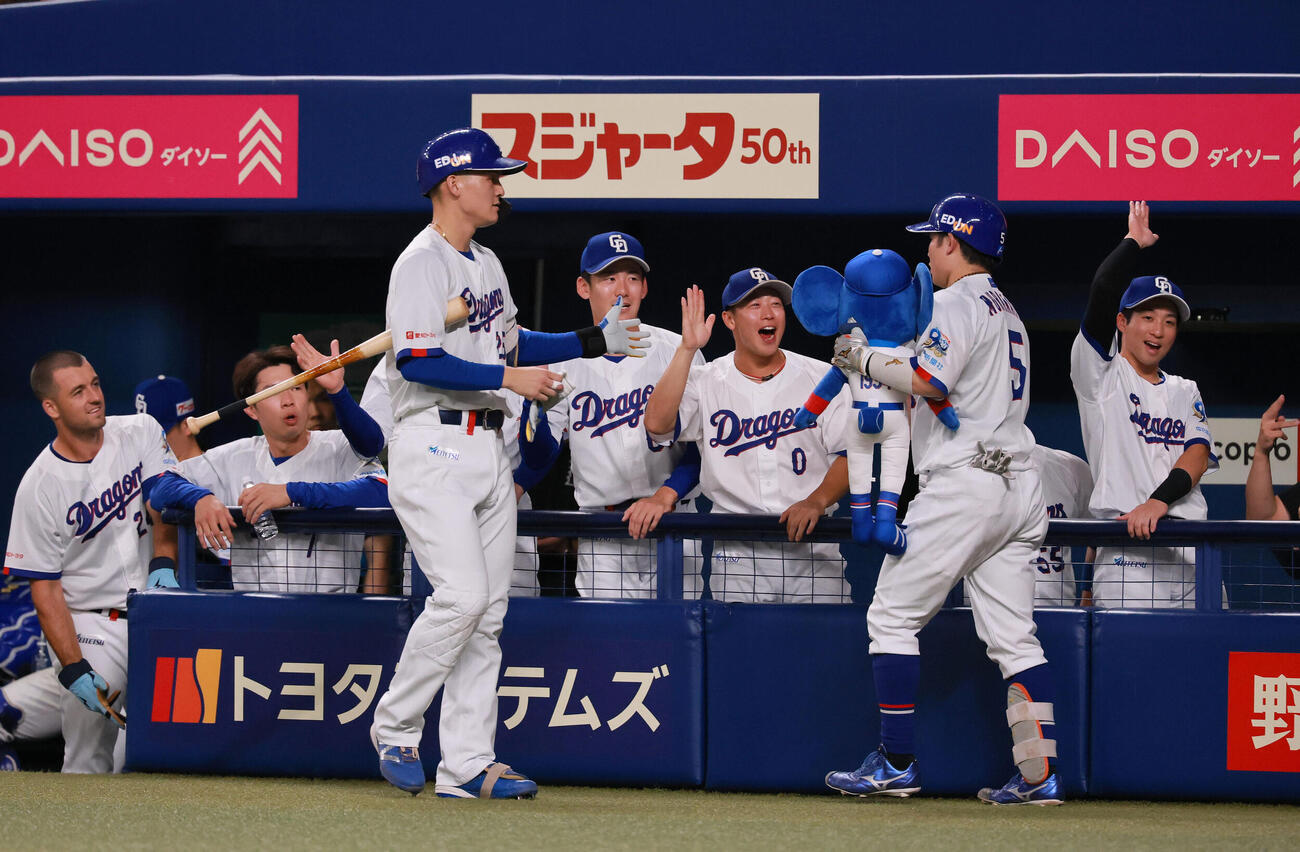 中日対阪神　4回裏中日2死、村松開人（手前右）はソロ本塁打を放ち祝福を受ける（撮影・上山淳一）