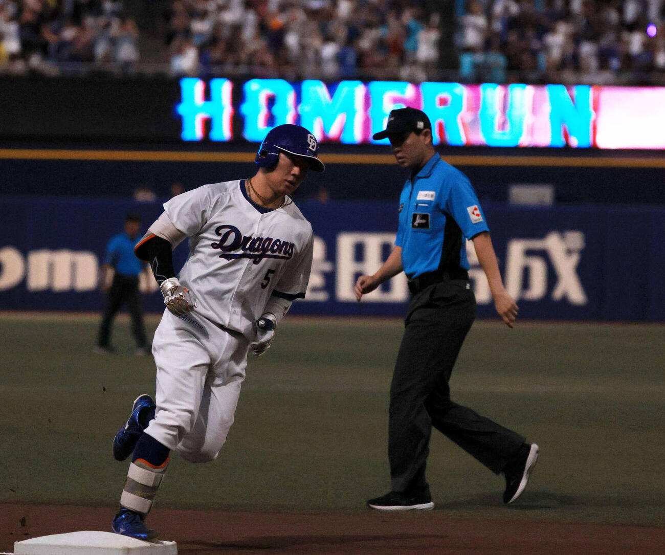中日対阪神　4回裏中日2死、村松開人はソロ本塁打を放ちダイヤモンドを1周する（撮影・上山淳一）
