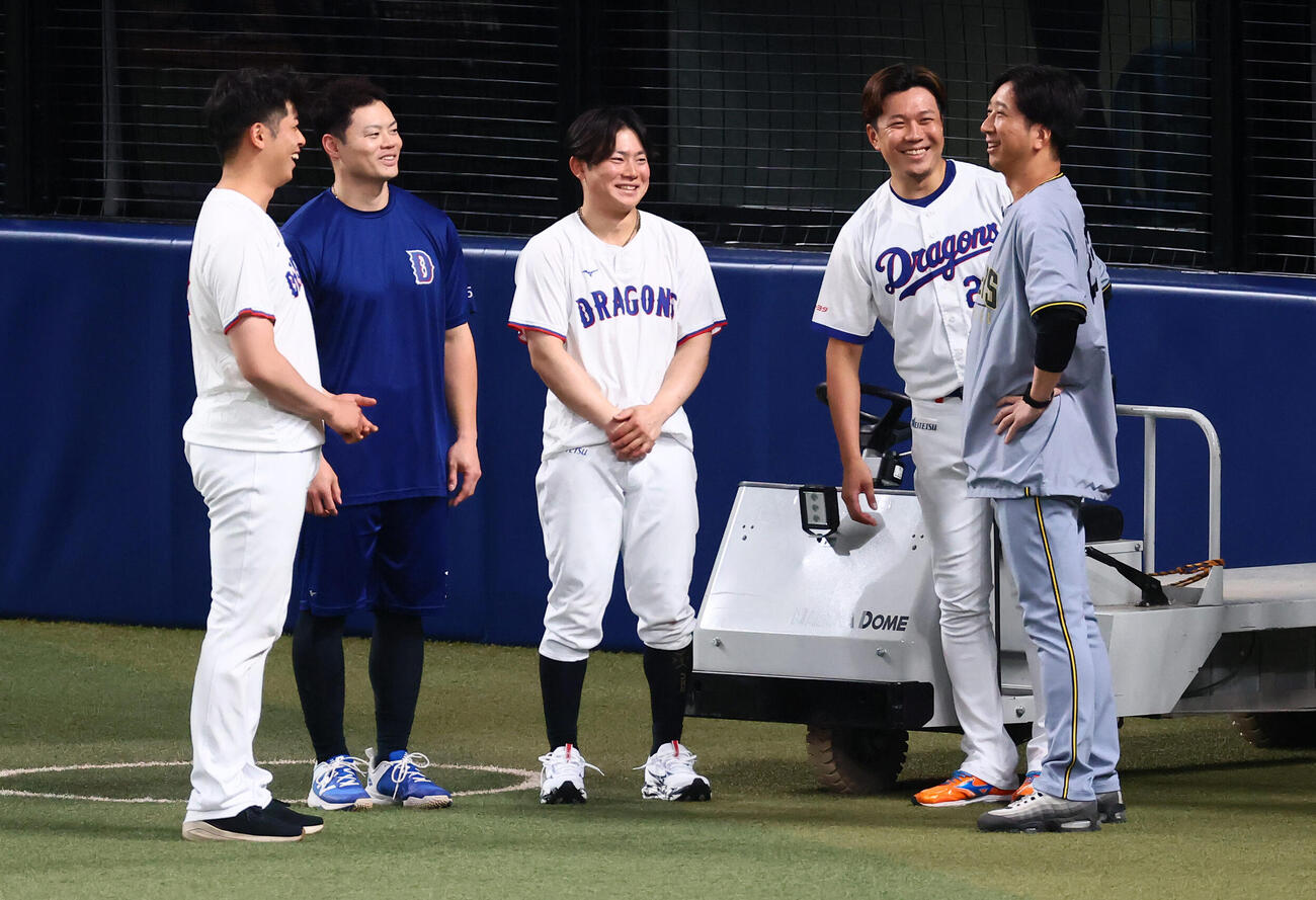 中日対阪神　　中日の球宴出場組（左から）松山晋也、細川成也、村松開人、大野雄大が全セ監督を務める阪神藤川球児監督にあいさつを行った（撮影・加藤哉）?