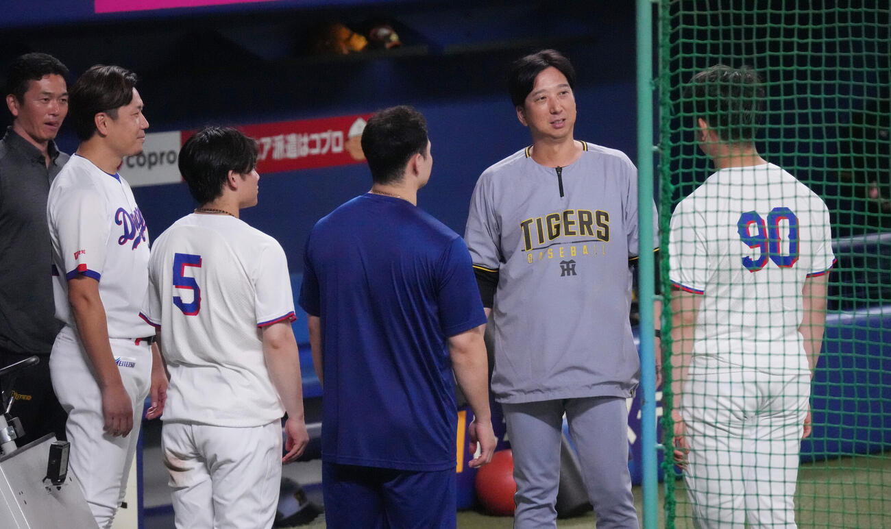 中日対阪神　試合前、阪神藤川球児監督（右から2人目）は中日からオールスターゲーム出場の手前右から松山晋也、細川成也、村松開人、大野雄大らと言葉を交わす（撮影・森本幸一）