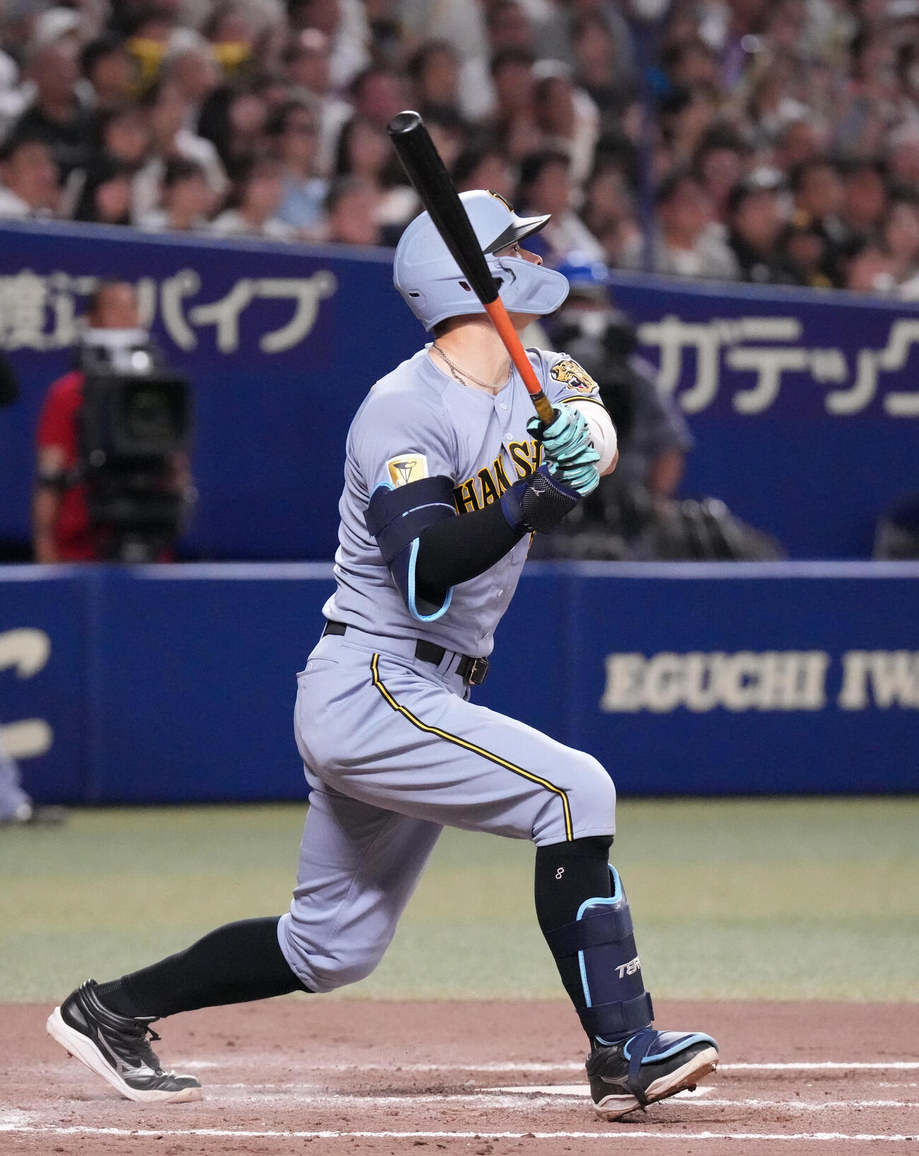 中日対阪神　8回表阪神1死一、二塁、3点本塁打を放つ佐藤輝明（撮影・森本幸一）