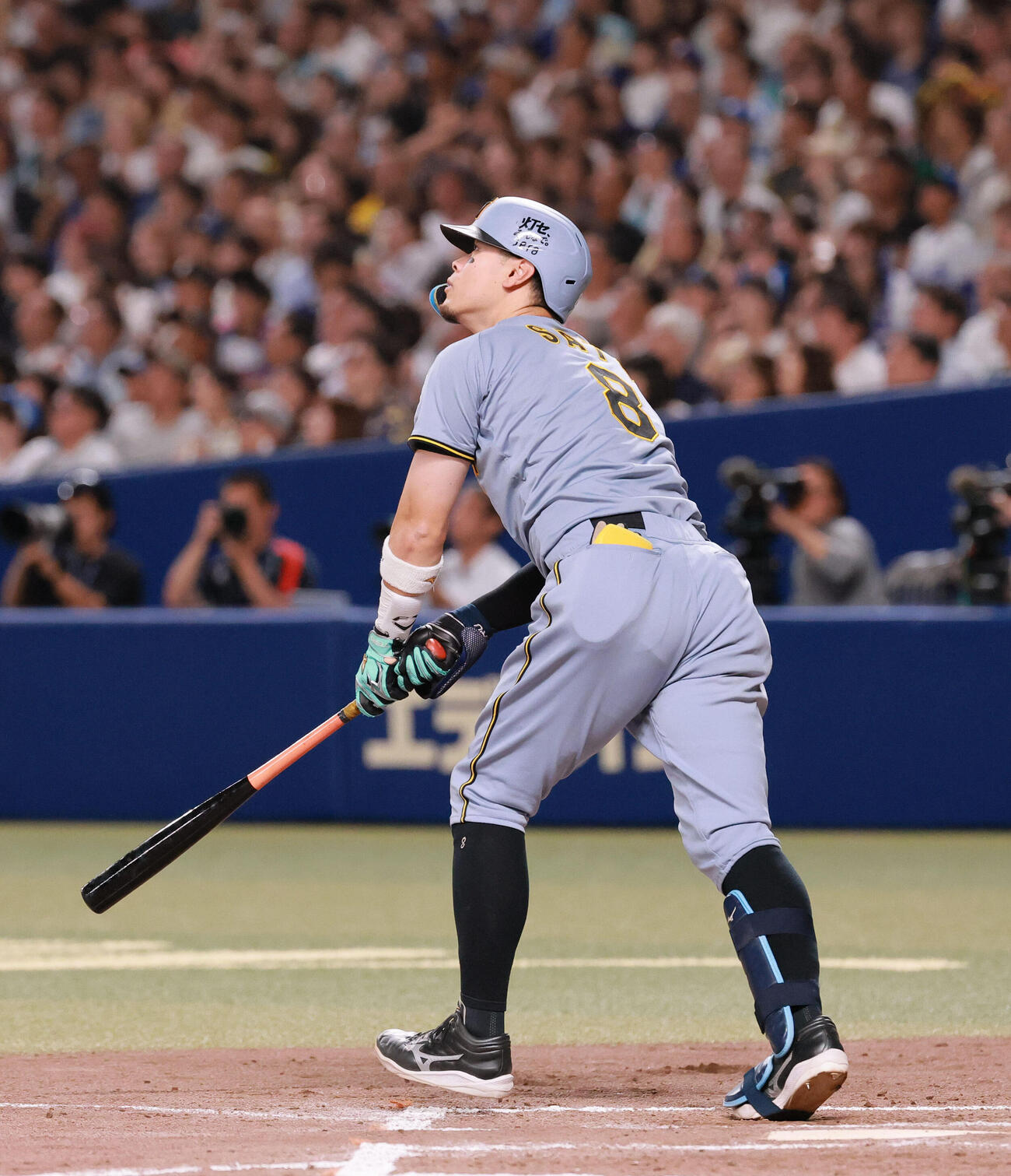 中日対阪神　8回表阪神1死一、二塁、佐藤輝明は3点本塁打を放つ（撮影・上山淳一）