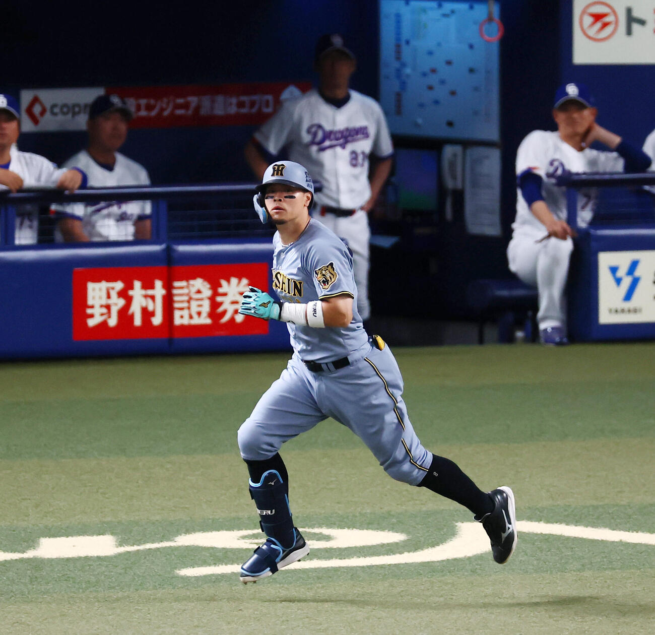 中日対阪神　8回表阪神1死一、二塁、佐藤輝明は中越え3点本塁打を放つ（撮影・加藤哉）