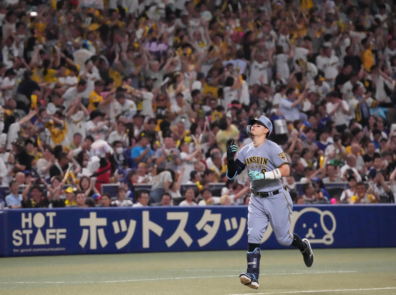 中日対阪神　8回表阪神1死一、二塁、3点本塁打を放ちダイヤモンドを回る佐藤輝明（撮影・森本幸一）