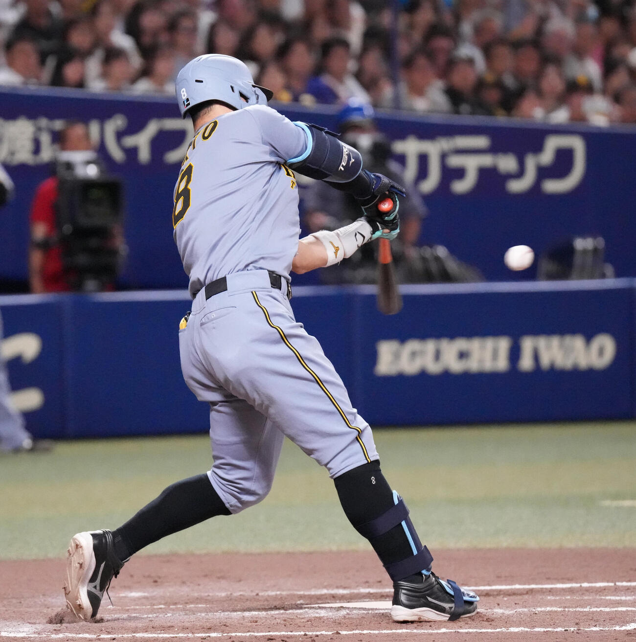 中日対阪神　8回表阪神1死一、二塁、3点本塁打を放つ佐藤輝明（撮影・森本幸一）