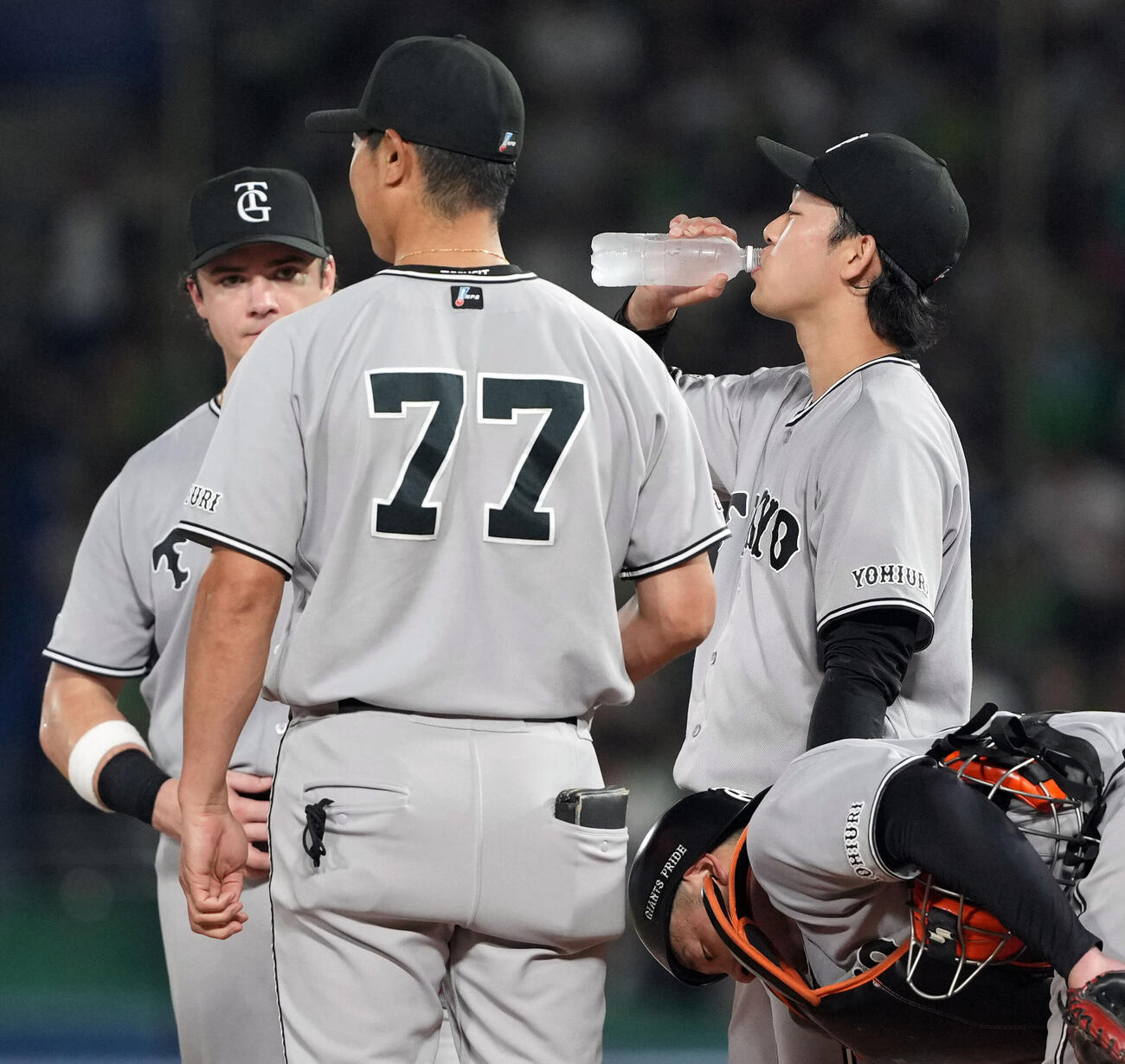 ヤクルト対巨人　6回裏ヤクルト2死一塁、増田珠に四球を与えた山崎伊織は、マウンドで水分を補給する（撮影・たえ見朱実）