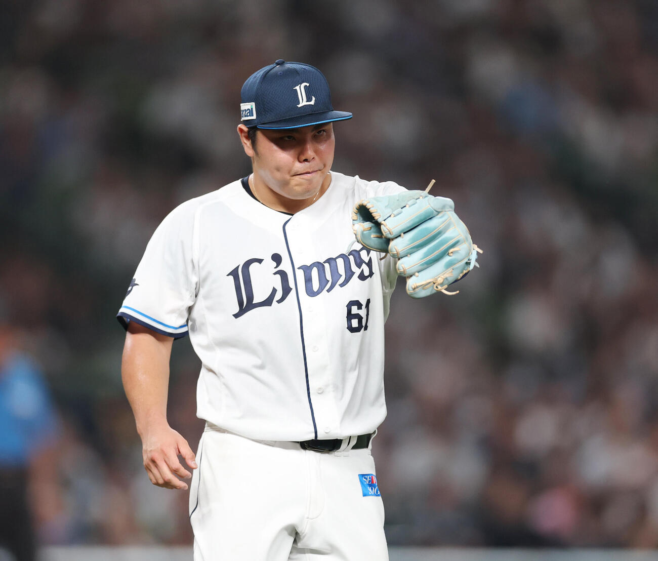 西武対ロッテ　3回裏を無失点に抑えナインとタッチを交わす平良海馬（撮影・増田悦実）