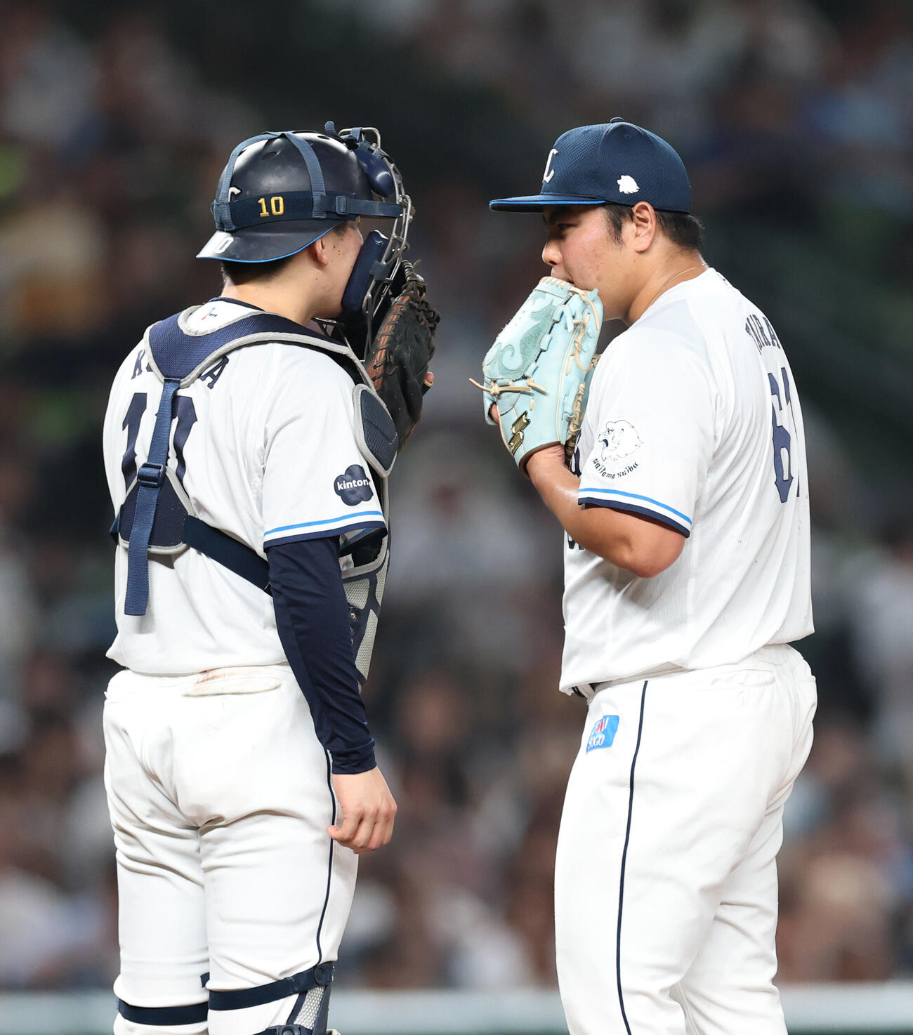 西武対ロッテ　6回表、話をする小島大河（左）と平良海馬（撮影・増田悦実）