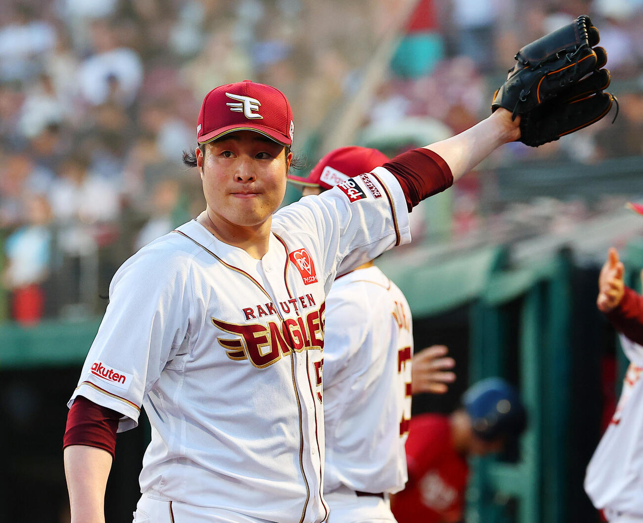 楽天対オリックス　3回表を終えベンチに戻る楽天滝中瞭太（撮影・野上伸悟）