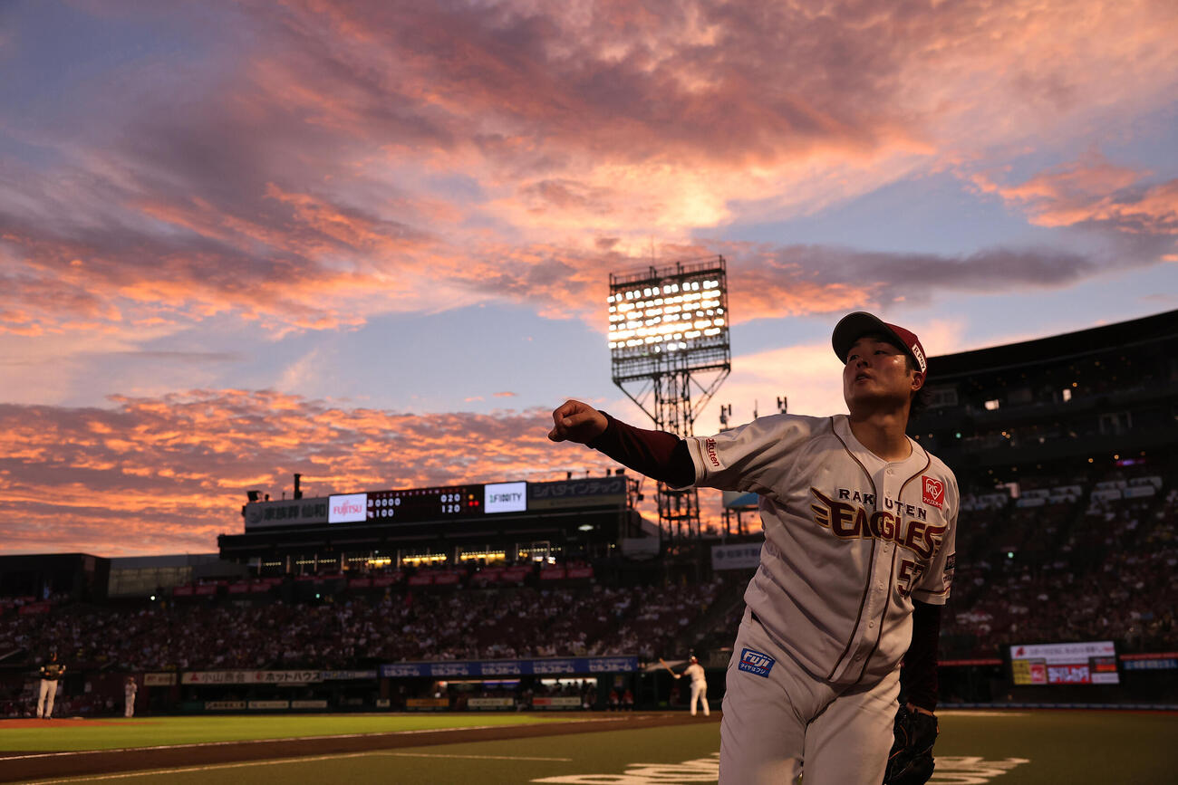 楽天対オリックス　夕焼けの中、キャッチボールする楽天滝中瞭太（撮影・野上伸悟）