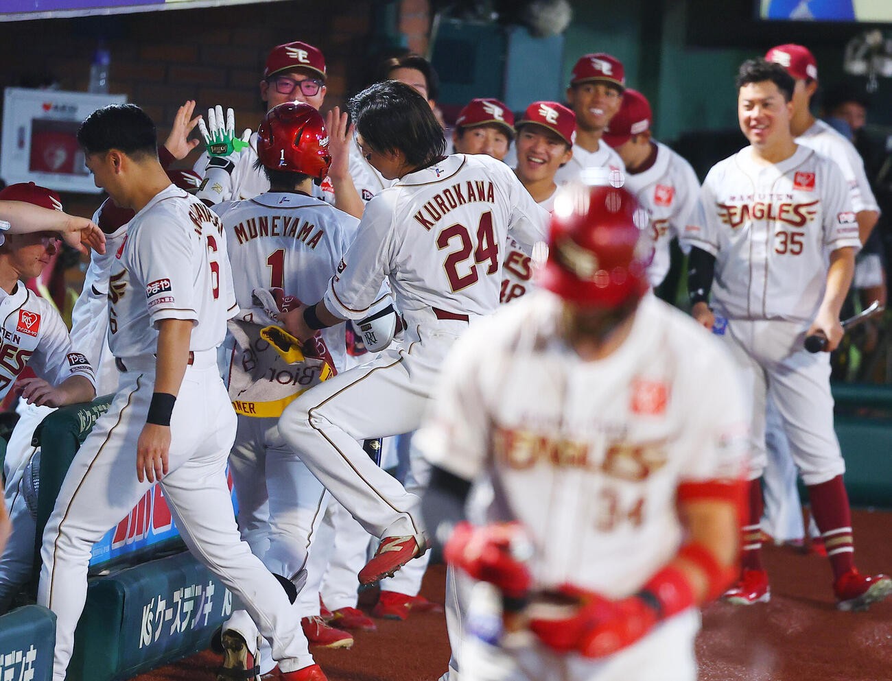 楽天対オリックス　5回裏楽天2死、本塁打を放ちベンチに迎えられる宗山塁（撮影・野上伸悟）