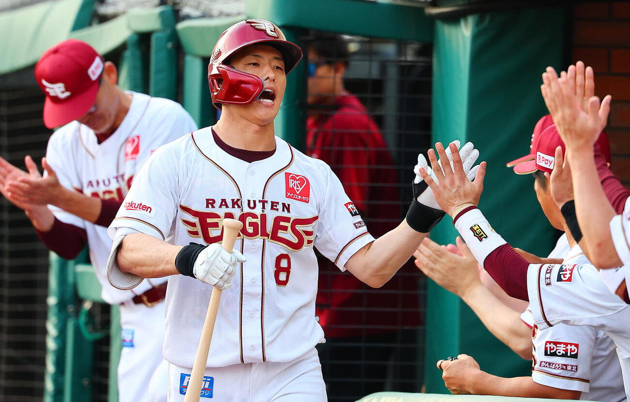 楽天対オリックス　1回裏楽天2死、先制本塁打を放ちベンチに迎えられる辰己涼介（撮影・野上伸悟）