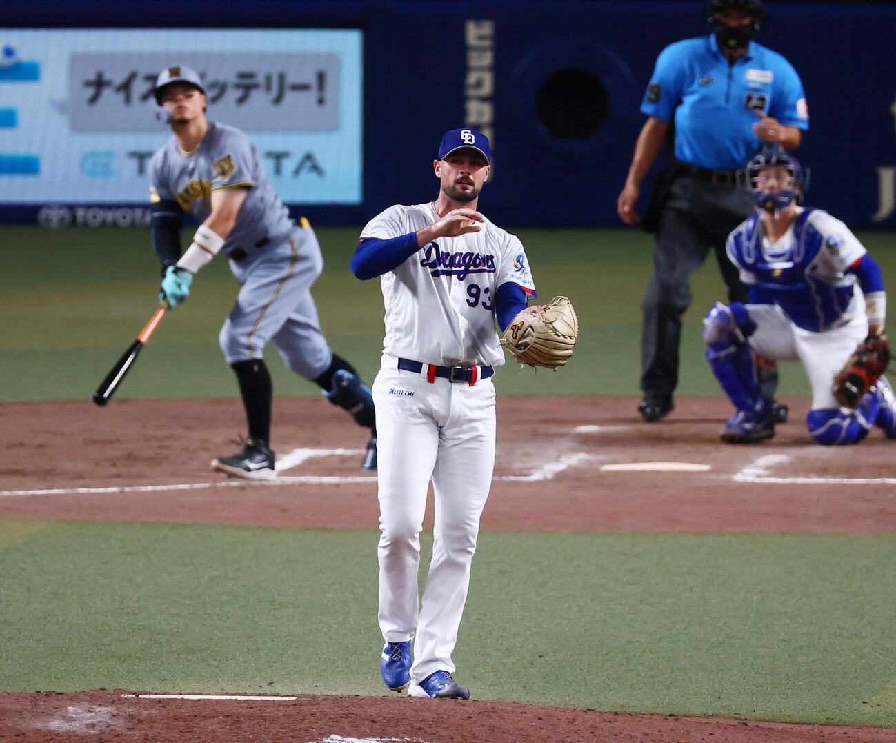 中日対阪神　8回表阪神1死一、二塁、カイル・マラーは佐藤輝明に中越え3点本塁打を浴びる（撮影・加藤哉）