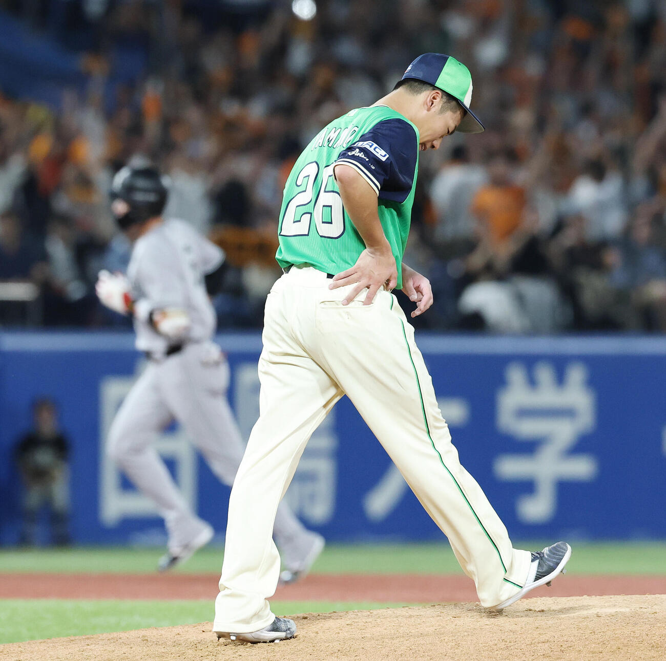 ヤクルト対巨人　7回表巨人1死二、三塁、代打坂本勇人に3点本塁打を浴びる山野太一（撮影・宮地輝）