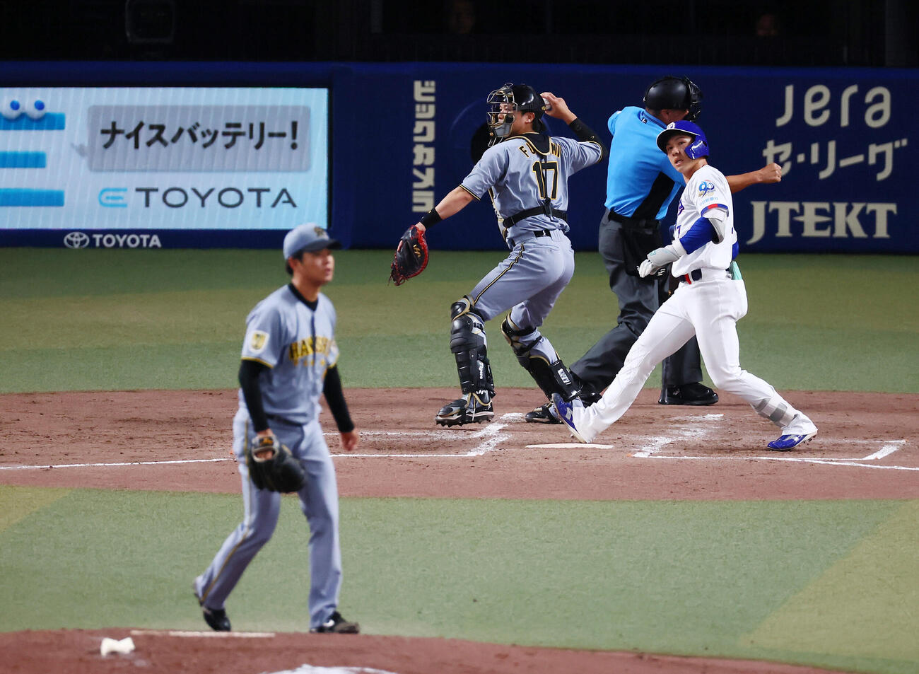 中日対阪神　3回裏中日無死、三振に倒れる福永裕基。投手高橋遥人（撮影・加藤哉）