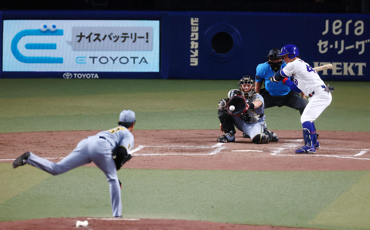 中日対阪神　3回裏中日1死、三振に倒れる加藤匠馬。投手高橋遥人（撮影・加藤哉）