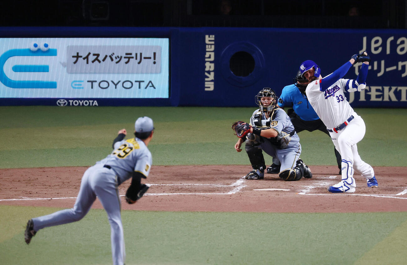 中日対阪神　3回裏中日2死、三振に倒れるカイル・マラー。投手高橋遥人（撮影・加藤哉）