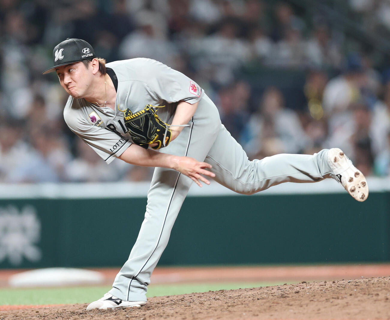 西武対ロッテ　ロッテ3番手で登板し力投する小野郁（撮影・増田悦実）
