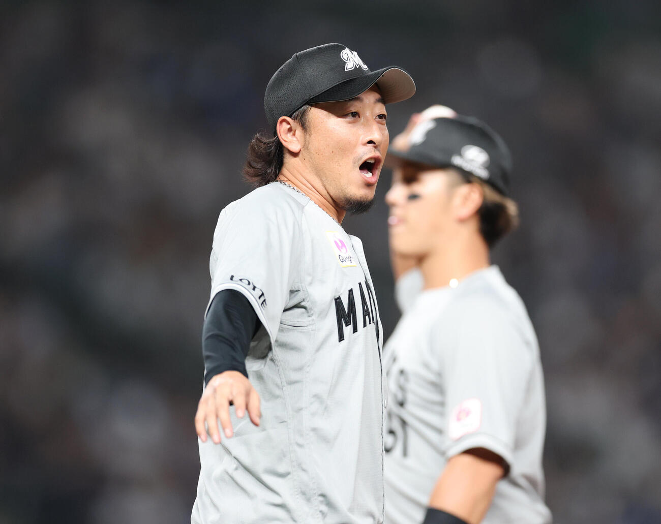 西武対ロッテ　6回裏1死一、二塁、併殺に抑え喜ぶ坂本光士郎（撮影・増田悦実）