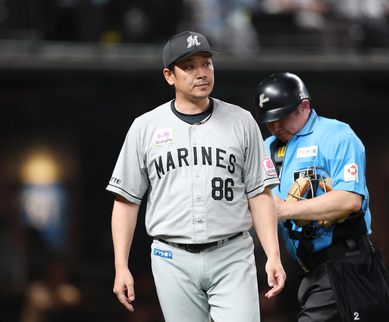 西武対ロッテ　6回裏1死一、二塁、交代を告げるロッテサブロー監督（撮影・増田悦実）