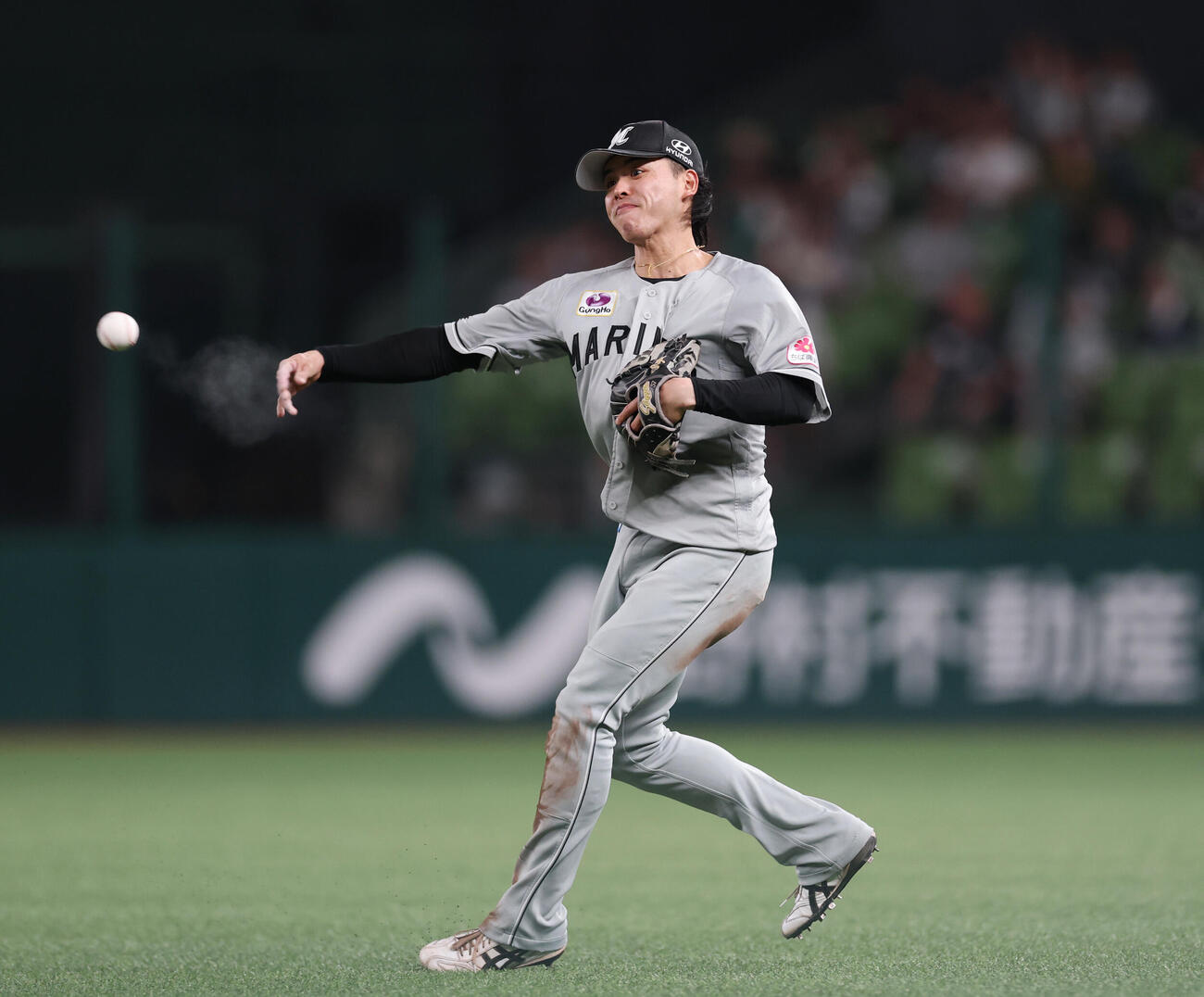 西武対ロッテ　4回裏西武2死、二ゴロをさばく小川龍成（撮影・増田悦実）