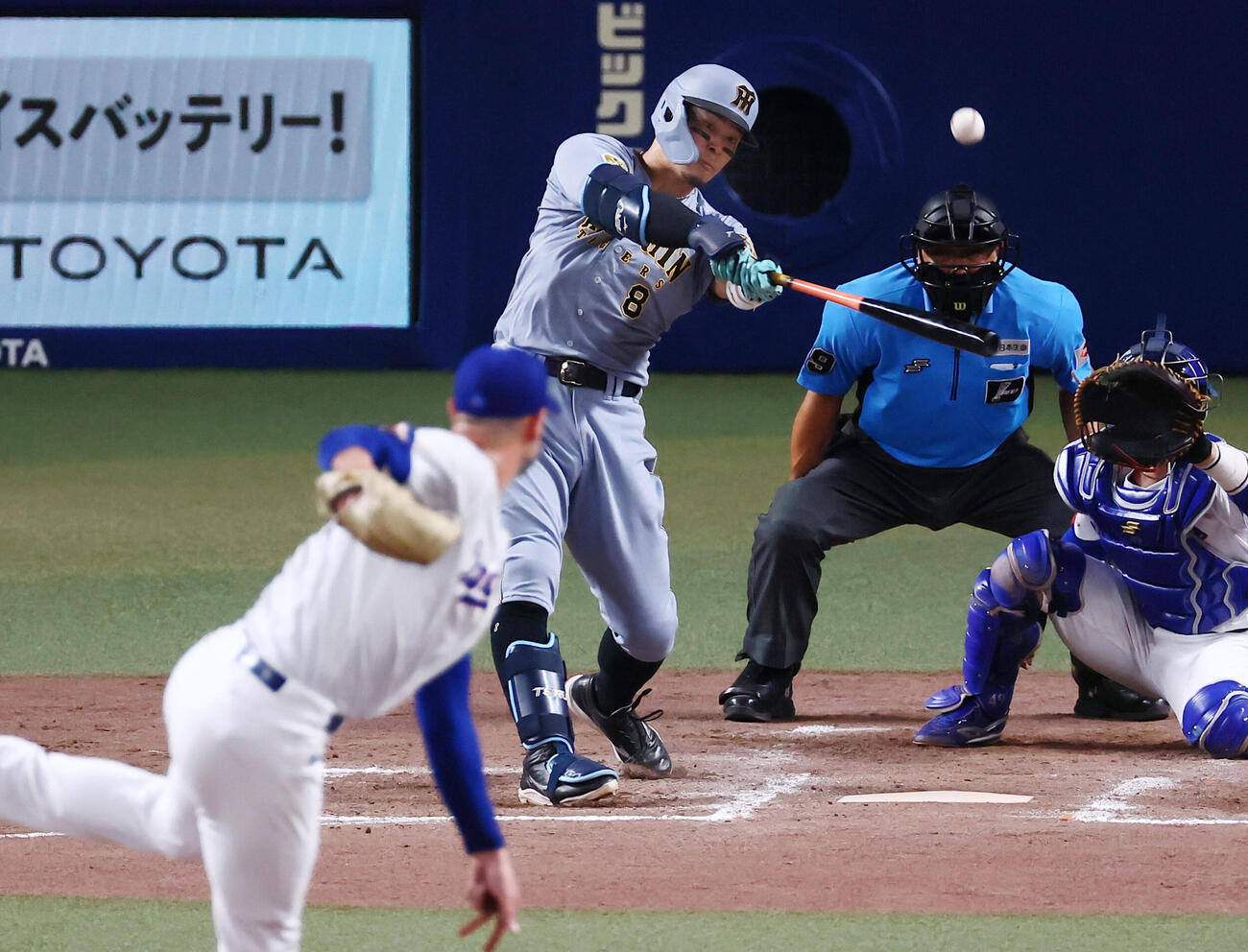 中日対阪神　8回表阪神1死一、二塁、佐藤輝明は中越え3点本塁打を放つ。投手カイル・マラー（撮影・加藤哉）