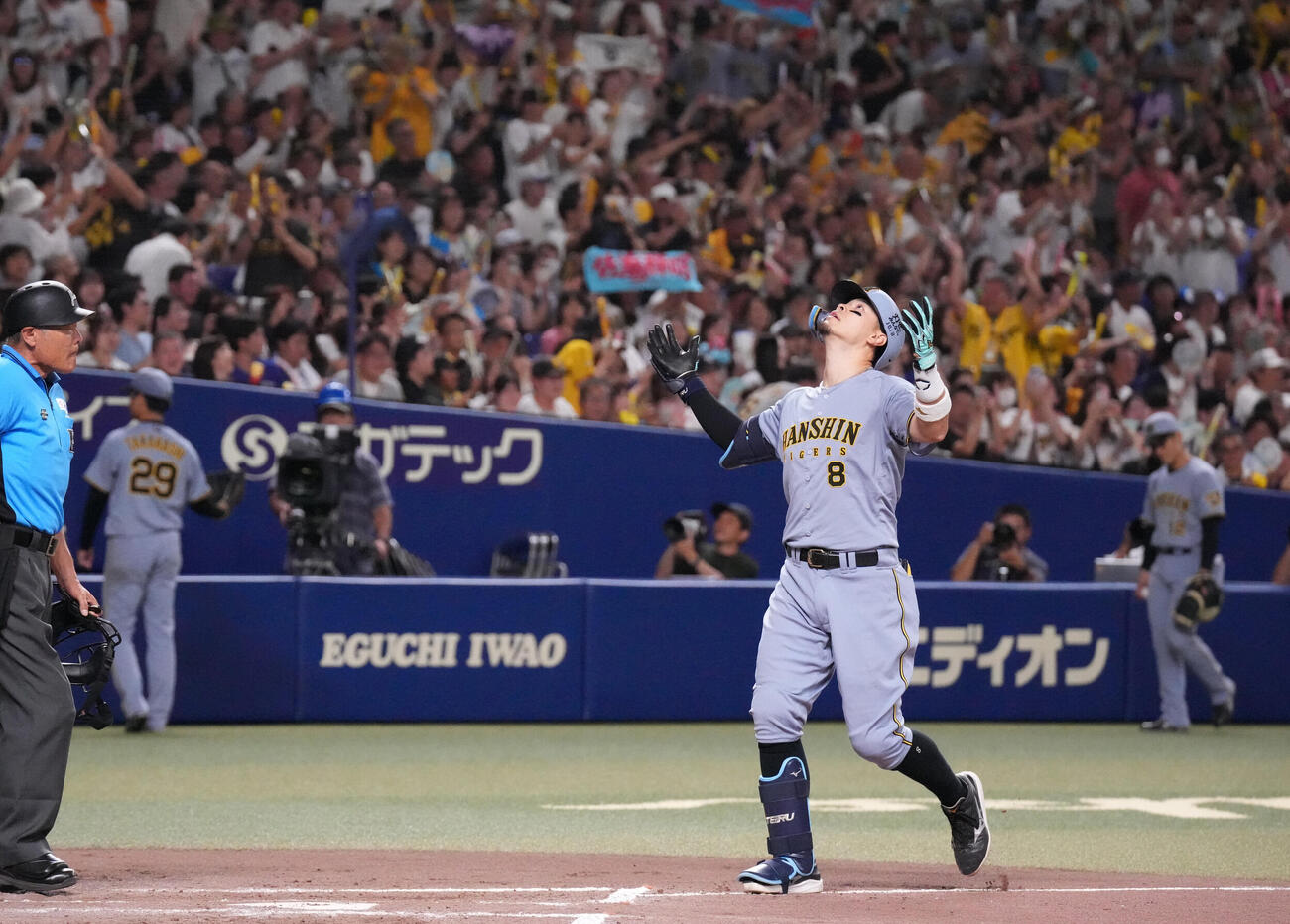 中日対阪神　8回表阪神1死一、二塁、3点本塁打を放ちダイヤモンドを回る佐藤輝明（撮影・森本幸一）