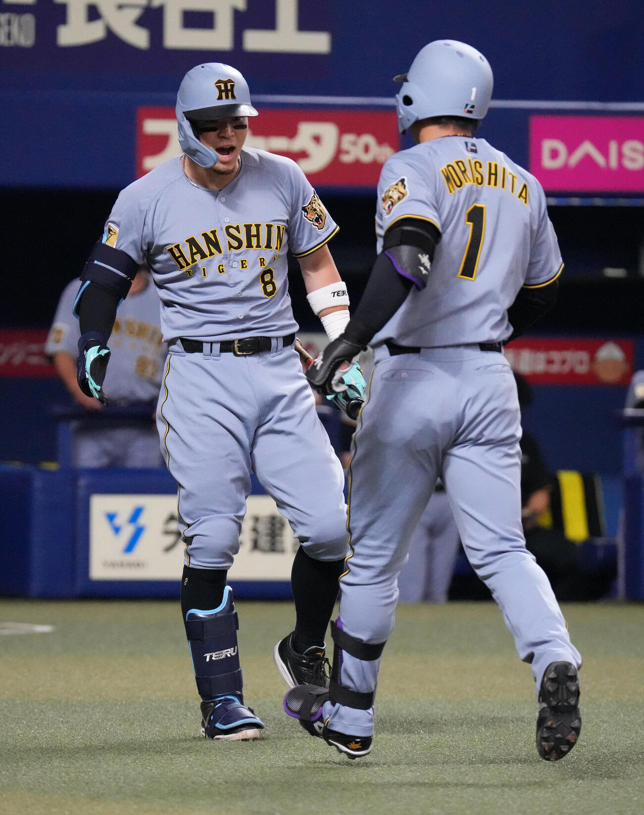 中日対阪神　1回表阪神2死、佐藤輝明（左）は本塁打を放った森下翔太を迎える（撮影・森本幸一）