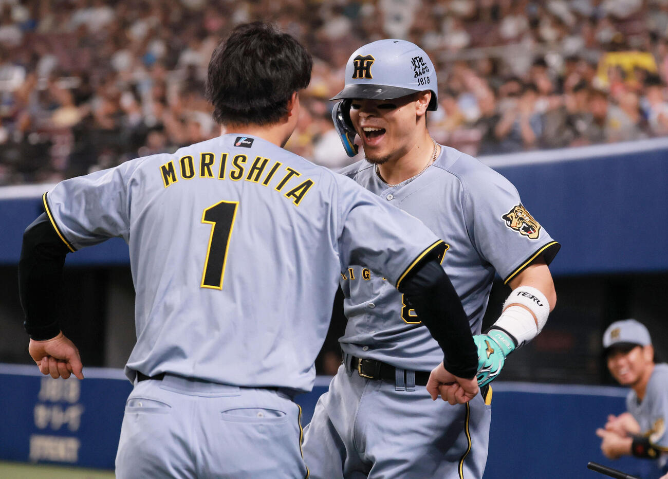 中日対阪神　1回表阪神2死、佐藤輝明はソロ本塁打を放ち森下翔太（手前）とポーズする（撮影・上山淳一）
