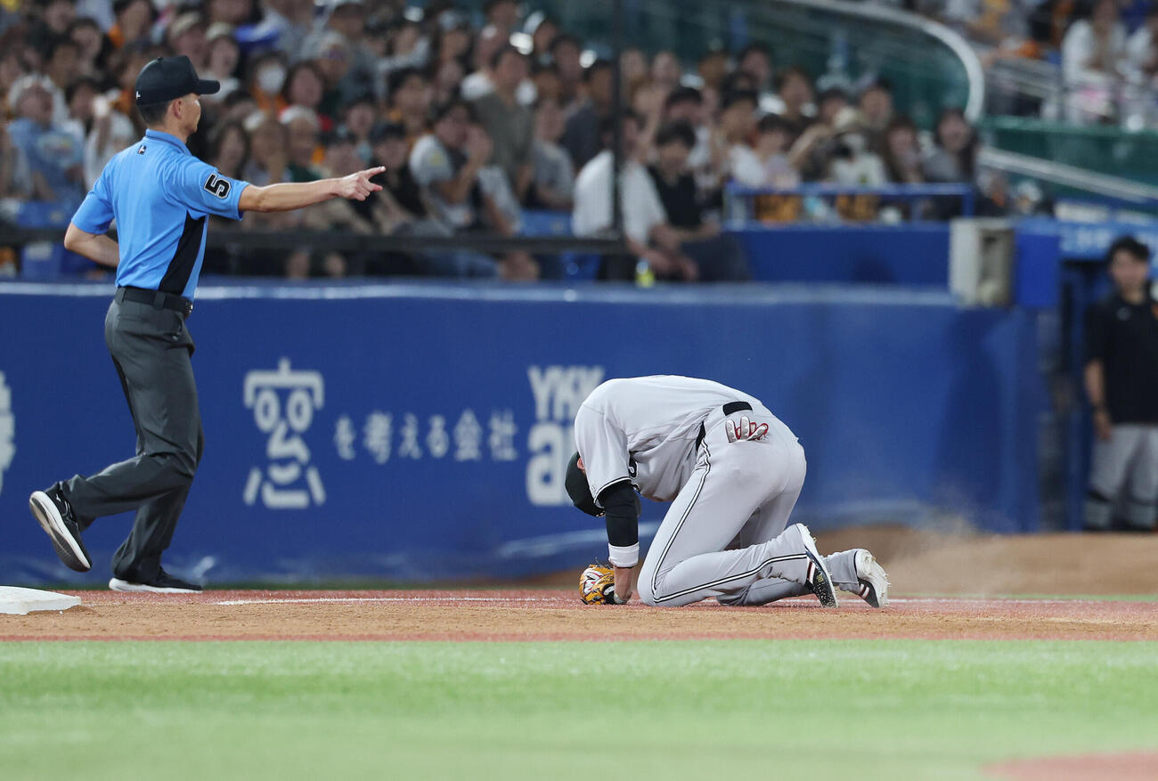 ヤクルト対巨人　7回裏ヤクルト2死一、二塁、赤羽由紘に適時打を許す坂本勇人（撮影・宮地輝）