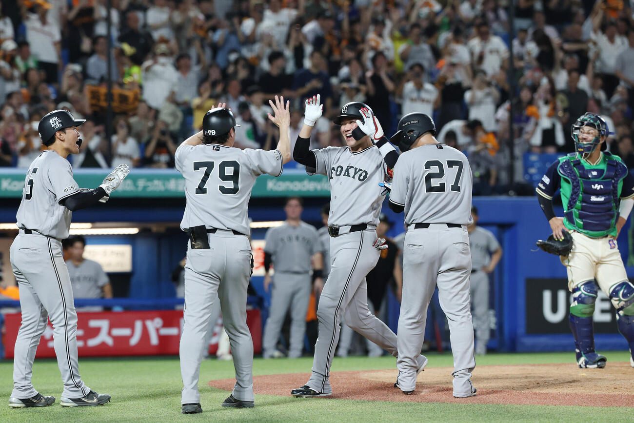 ヤクルト対巨人　7回表巨人1死二、三塁、3点本塁打を放ちチームメートと喜ぶ代打坂本勇人（撮影・宮地輝）