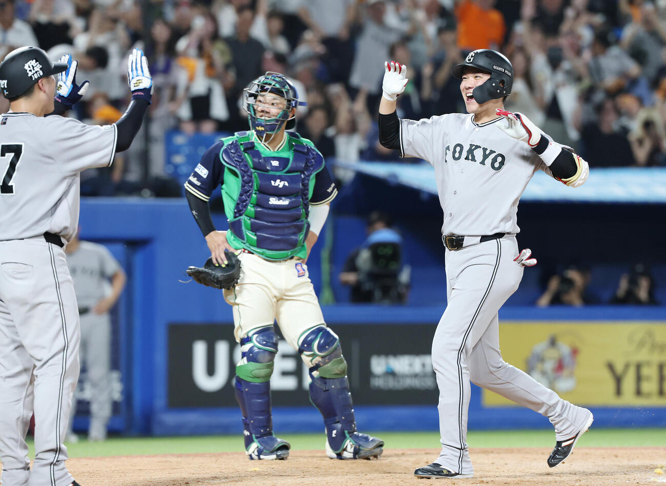 ヤクルト対巨人　7回表巨人1死二、三塁、3点本塁打を放ちチームメートと喜ぶ代打坂本勇人（撮影・宮地輝）