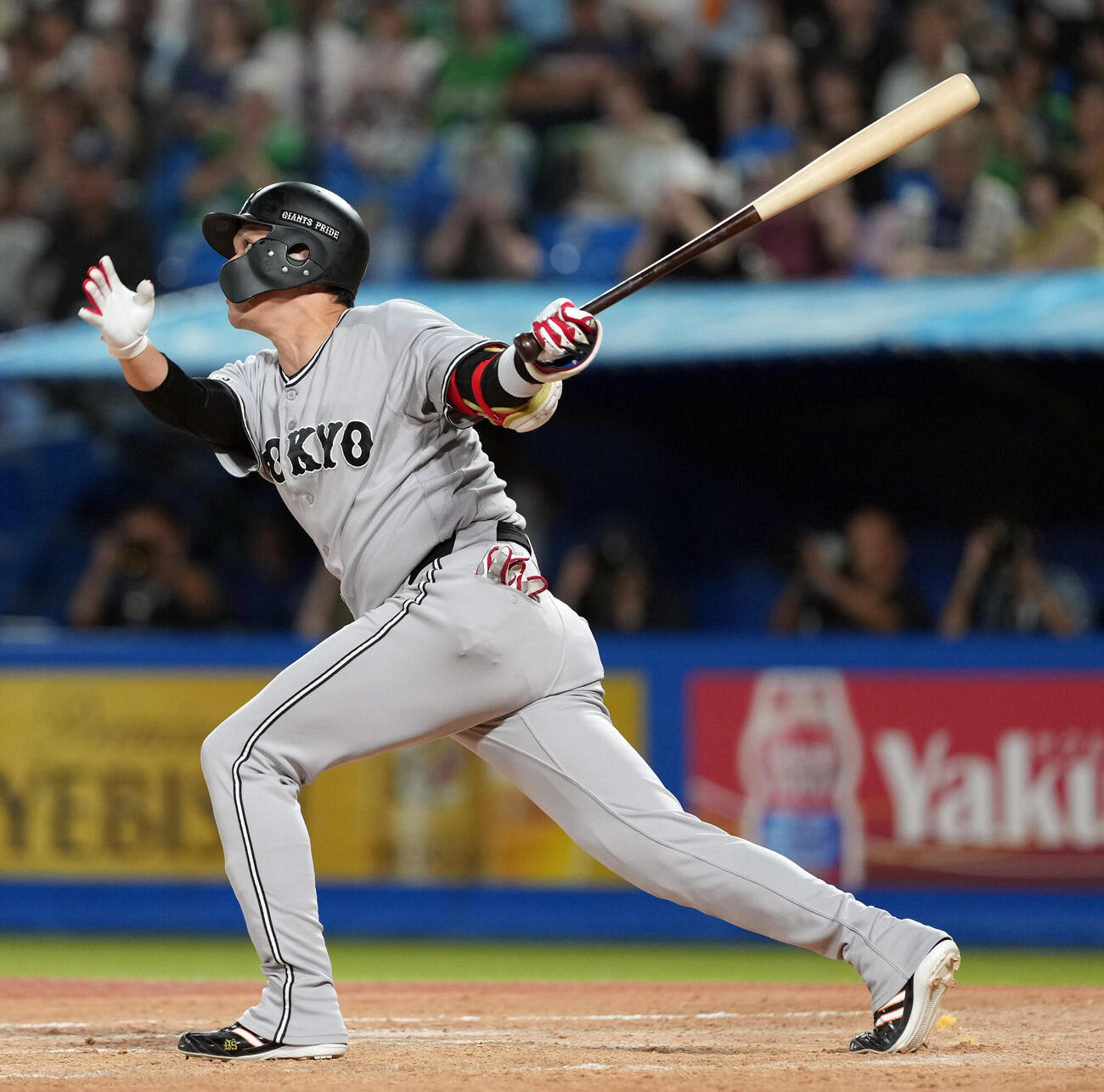 ヤクルト対巨人　7回表巨人1死二、三塁、左越えに同点の3点本塁打を放つ坂本勇人（撮影・たえ見朱実）