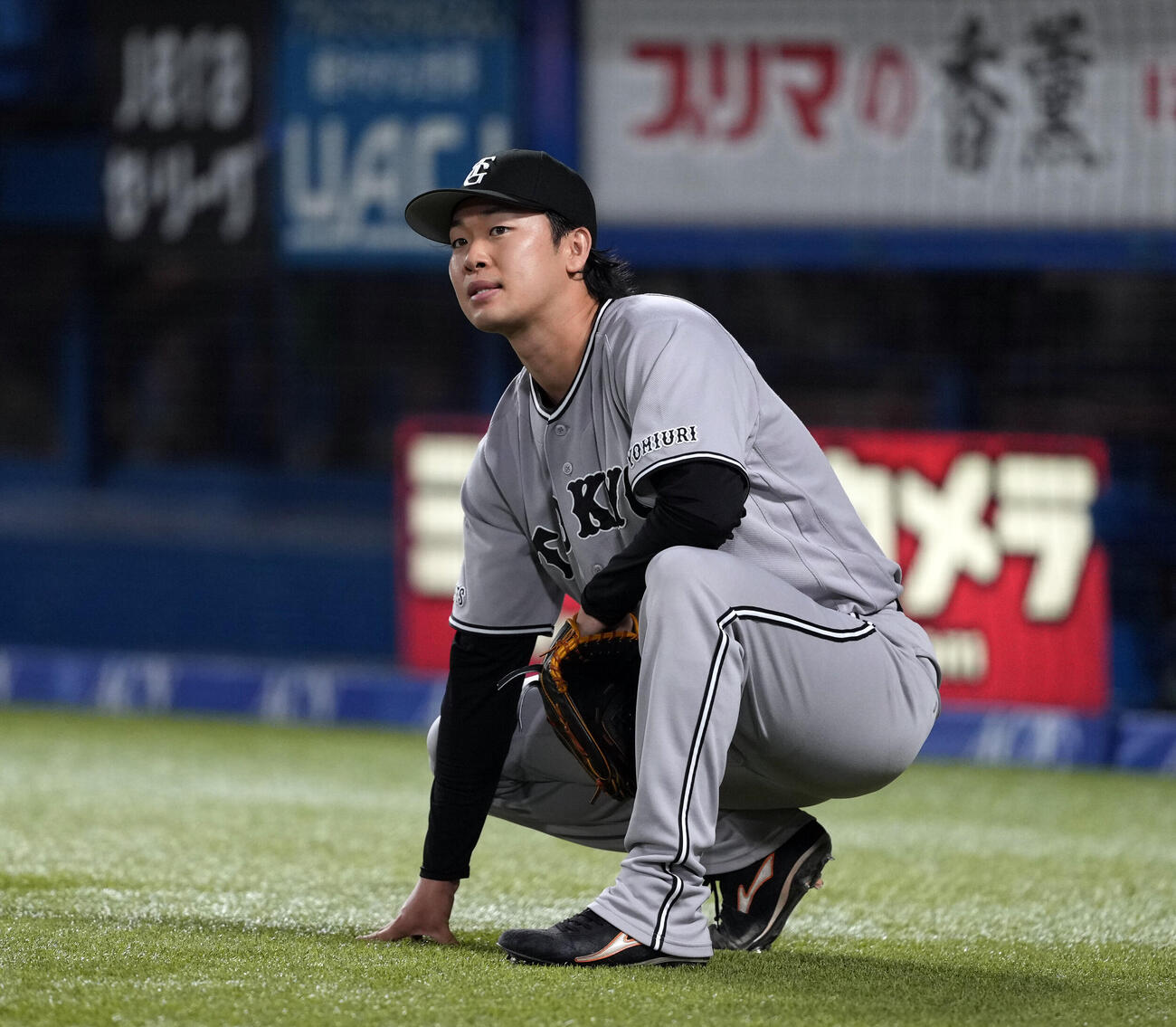 ヤクルト対巨人　6回裏、ヤクルトに先制を許し膝をつく巨人の先発山崎伊織（撮影・たえ見朱実）