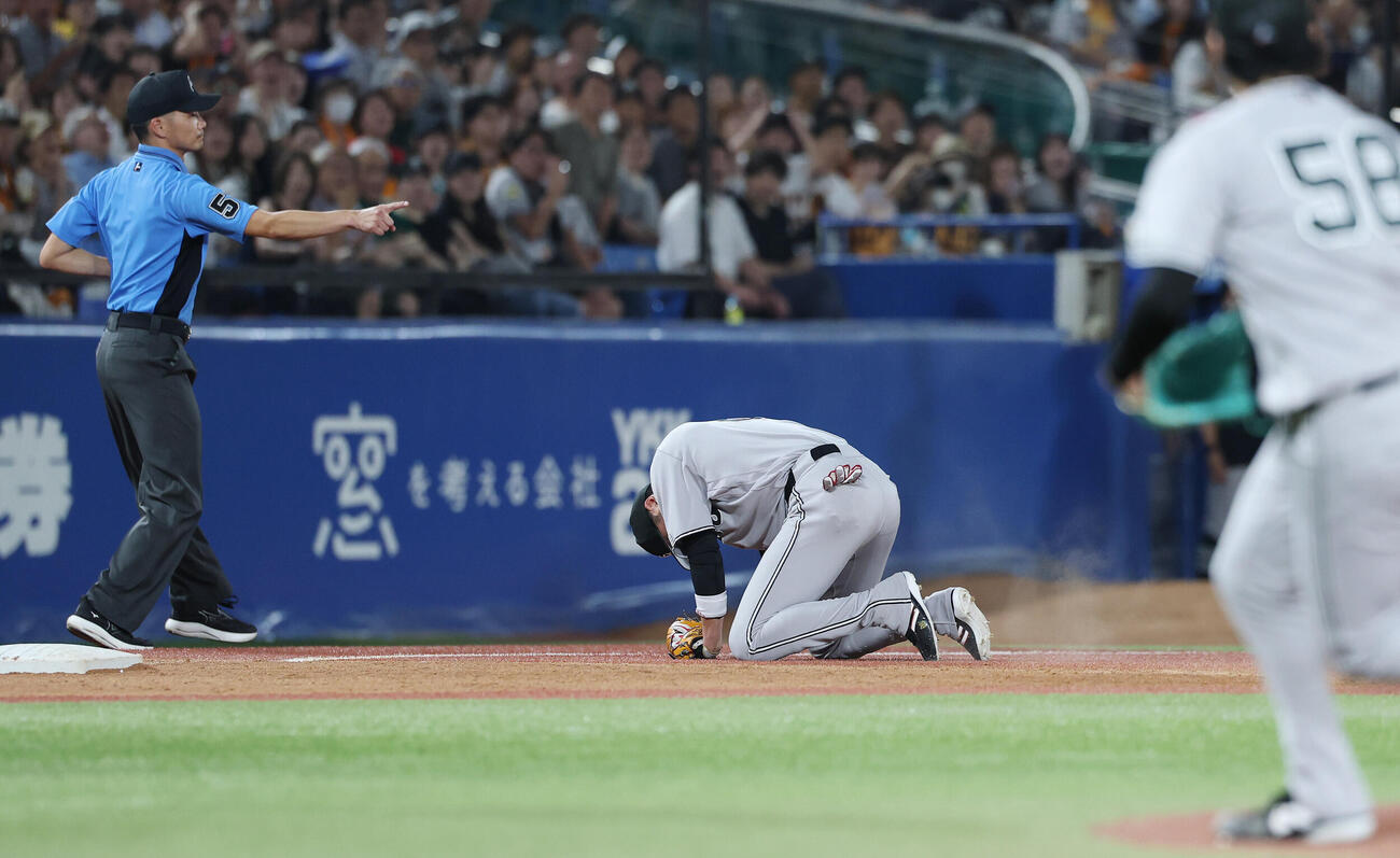 ヤクルト対巨人　7回裏ヤクルト2死一、二塁、赤羽由紘に適時打を許す坂本勇人（撮影・宮地輝）
