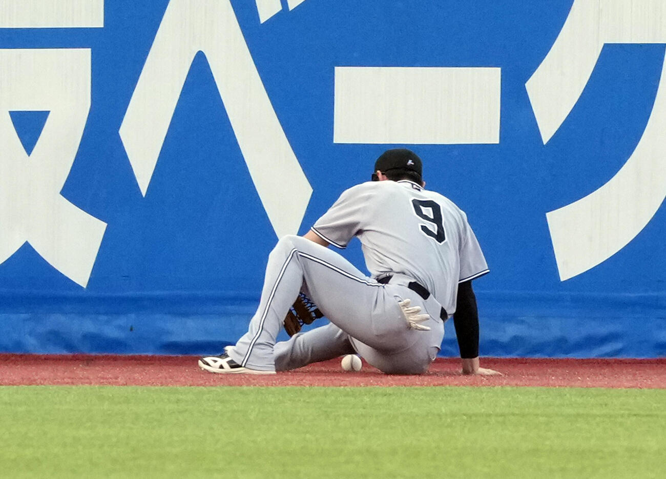 ヤクルト対巨人　1回裏ヤクルト2死、内山壮真の打球処理にもたつく左翼手松本剛（撮影・たえ見朱実）