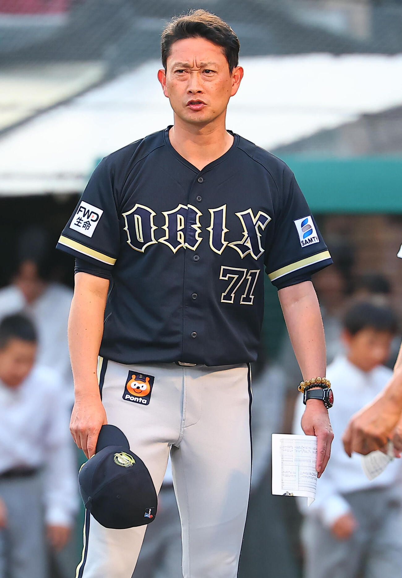 楽天対オリックス　メンバー表の最終確認を行うオリックス岸田護監督（撮影・野上伸悟）