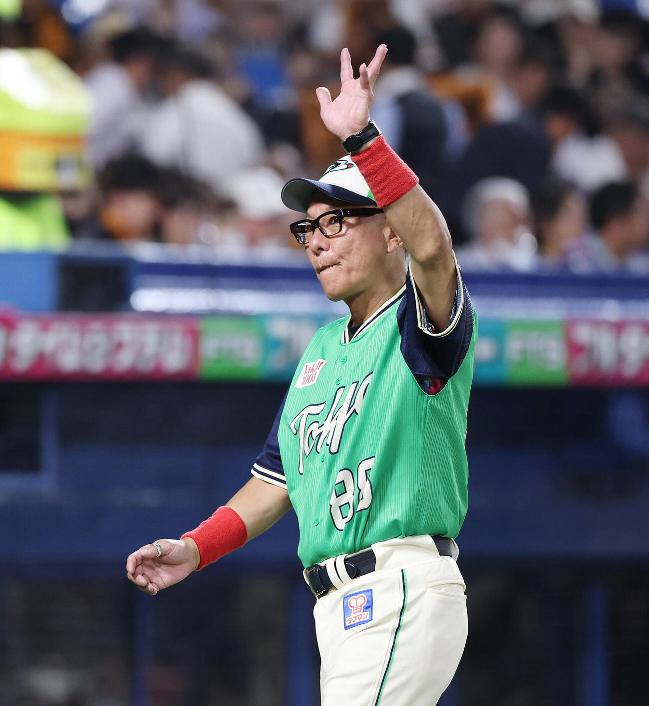 ヤクルト対巨人　7回表、守備変更を告げベンチに下がるヤクルト池山隆寛監督（撮影・宮地輝）