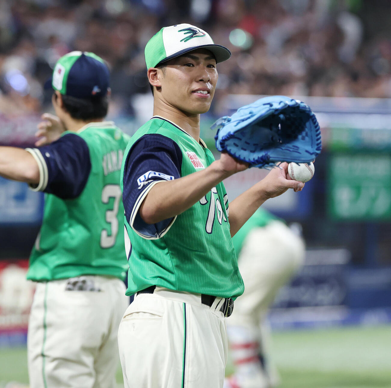 ヤクルト対巨人　6回裏ヤクルト2死一、二塁、レアンドロ・セデーニョが2点適時二塁打を放ち笑顔を見せる山野太一（撮影・宮地輝）