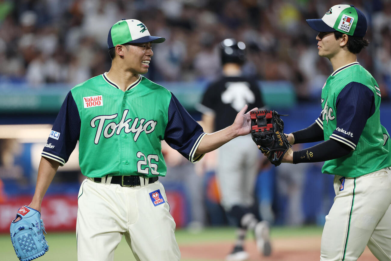 ヤクルト対巨人　6回表巨人2死一、二塁、ボビー・ダルベックを三ゴロに仕留め、内山壮真（右）と笑顔でタッチする山野太一（撮影・宮地輝）