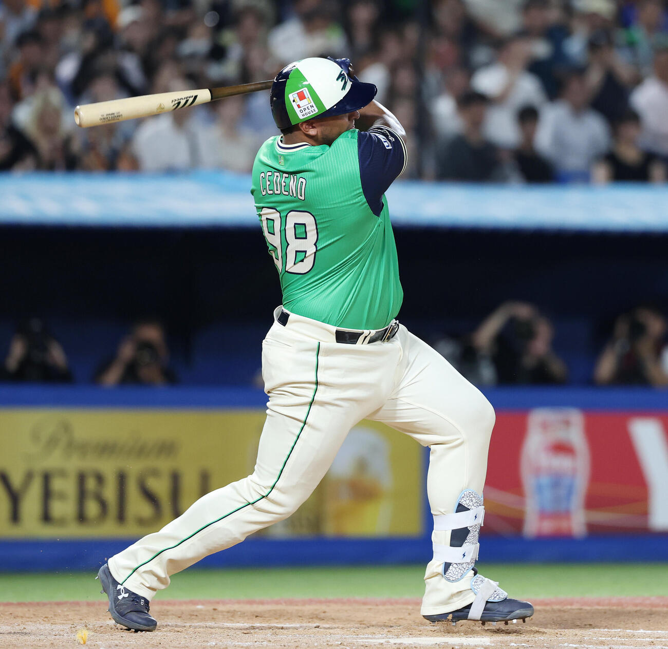 ヤクルト対巨人　6回裏ヤクルト2死一、二塁、2点適時二塁打を放つレアンドロ・セデーニョ（撮影・宮地輝）