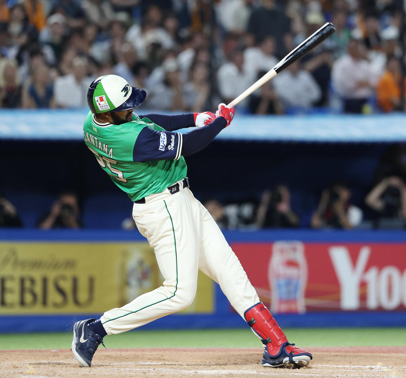 ヤクルト対巨人　7回裏ヤクルト1死三塁、適時打を放つドミンゴ・サンタナ（撮影・宮地輝）