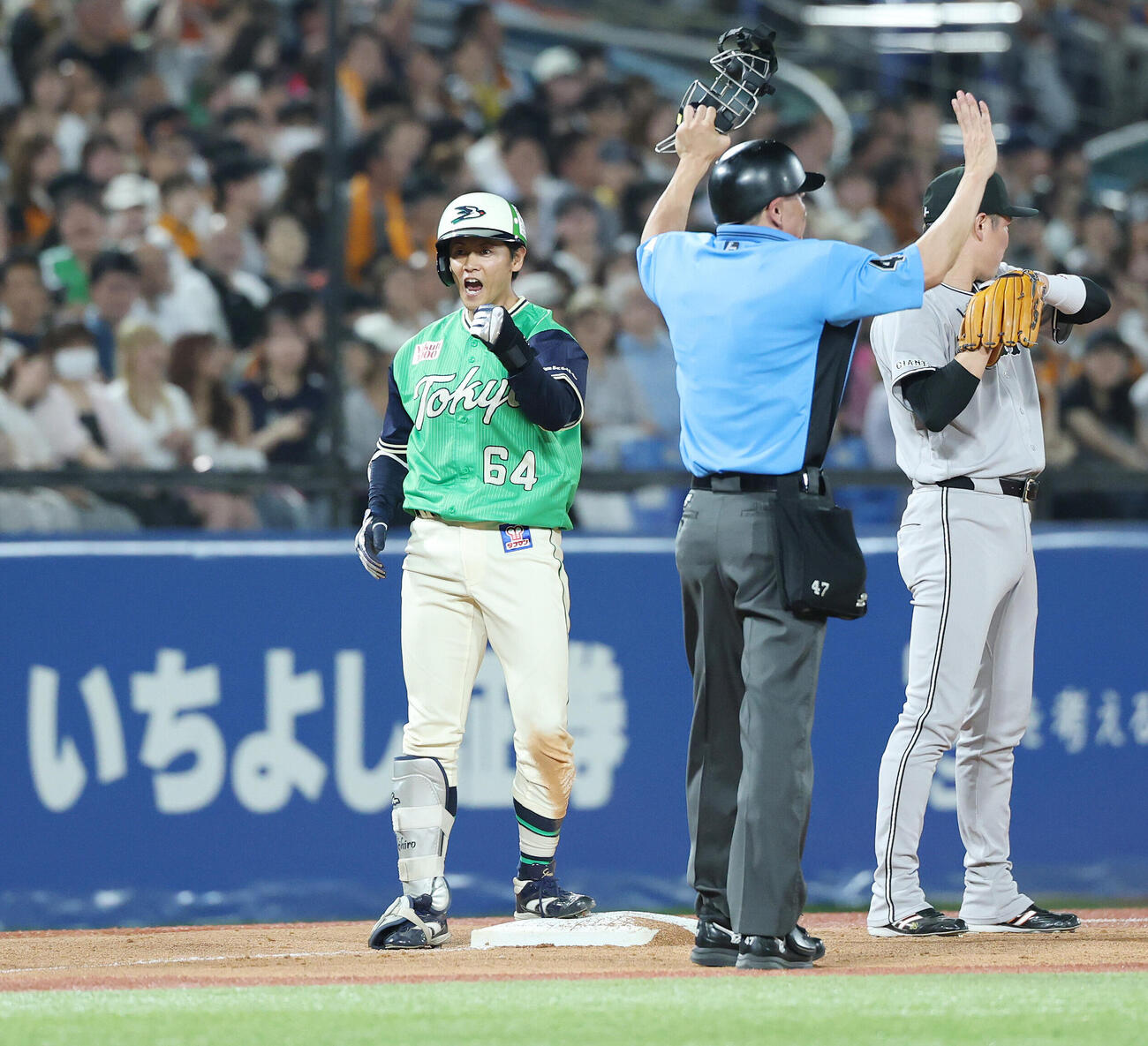 ヤクルト対巨人　7回裏ヤクルト無死、三塁打を放ちガッツポーズする岩田幸宏（撮影・宮地輝）