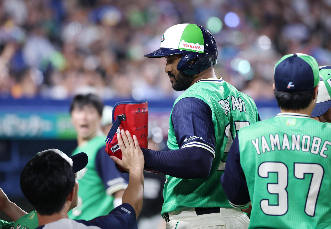 ヤクルト対巨人　7回裏ヤクルト1死三塁、適時打を放ちチームメートと喜ぶドミンゴ・サンタナ（撮影・宮地輝）